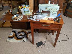lot 219 image: Singer stylist sewing machine with ...