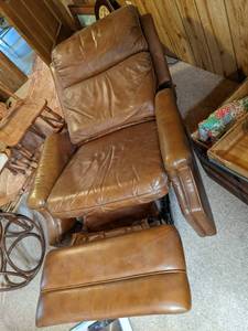 lot 225 image: Nice comfortable brown recliner...
