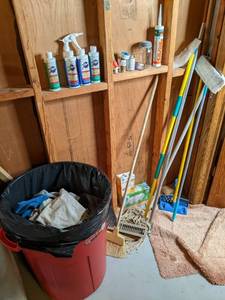 lot 237 image: Assorted cleaning supplies and a 32...