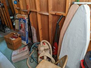 lot 238 image: Value lot of vintage vacuums a Hoov...