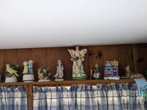 lot 148 image: Home decor knick knacks, including ...