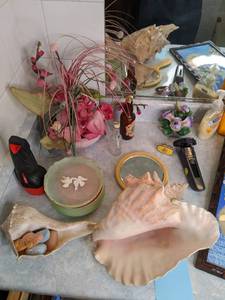 lot 154 image: Contents of bathroom including deco...