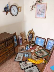 lot 163 image: Large decor lot with 10 framed prin...