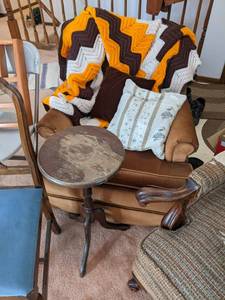 lot 116 image: Misc furniture lot. 4 chairs, pedes...