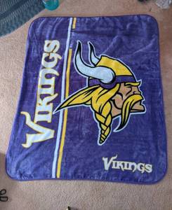 lot 112 image: Vikings fleece blanket...
