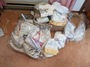 lot 174 image: LARGE lot of table cloths, doilies,...