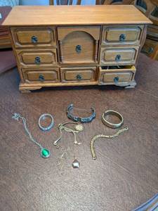 lot 176 image: Musical jewelry box 18810...