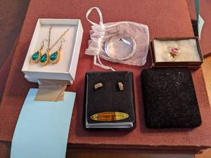 lot 179 image: Austrian Crystal earrings, necklace...