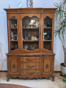 lot 143 image: 501770.5 Hutch plus contents...