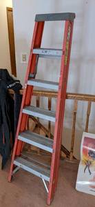 lot 123 image: 6ft Fiberglass ladder...
