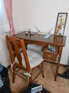 lot 171 image: Desk 382029 plus contents an...