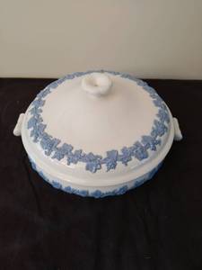 lot 17 image: Wedgwood Queensware Lidded Casserole Dish