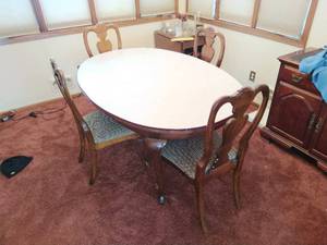 lot 33 image: American Drew Dinning Table With (6) Chairs And (2) Leaves