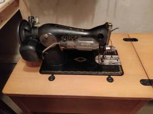 lot 34 image: Singer Sewing Cabinet, includes Stool
