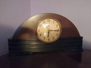 lot 402 image: GE Mantel Clock