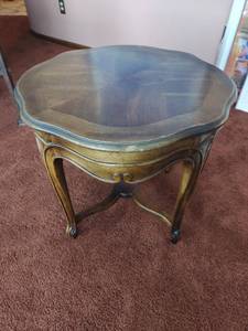 lot 254 image: Vintage End Table