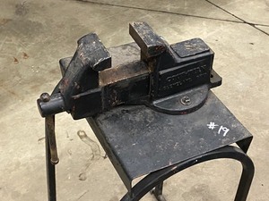 lot 19 image: Columbian 3 Vise With Steel Stand