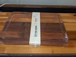 lot 400 image: Martha Stewart 12.5 x 18 Teak Cutting Board