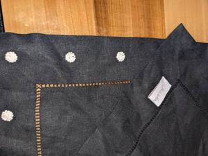 lot 106 image: Set of 6 Juliska Black Linen Napkins wWhite Dot Border