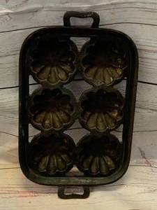 lot 3 image: Vintage Cast Iron Pan Heavy 13 Long