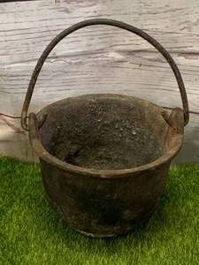 lot 4 image: Vintage Cast Iron Smelting Pot 3  Tall