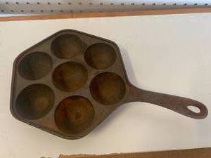 lot 18 image: Vintage Cast Iron Apple Aebleskivo Egg Pan
