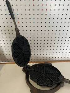 lot 26 image: Jotul Product of Norway Cast Iron Krumkake  Waffle Pan with Ring Base