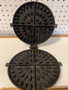 lot 44 image: Antique Waffle Iron