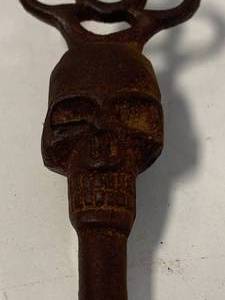 lot 52 image: Unique Skull Key 4  Long