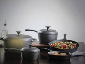 8pc preaseasoned cast iron cookware...