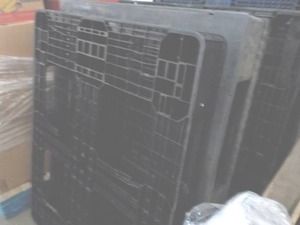 lot 432 image: 4 Plastic Pallets ...