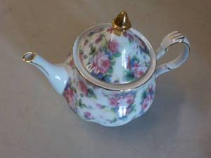 lot 37 image: Decorative Teapot 7 x 9...
