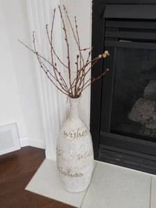 lot 100 image: Wishes Vase and Trig Dcor 21 wit...