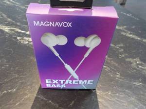 lot 105 image: Set of 2 Magnavox Extreme Bass Earb...