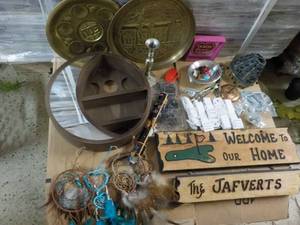 lot 69 image: Big Box of Household Dcor and mor...