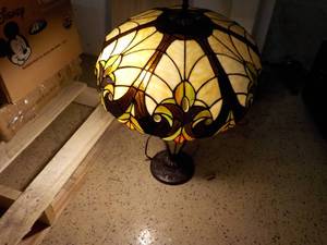 lot 71 image: Stained Glass Imitation Table Lamp...