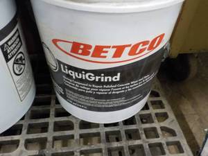 lot 107 image: 5 Gallon Pail BETCO Liquid Grind- H...