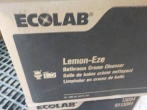 lot 125 image: Case of 12 - 32 oz Bottles Ecolab L...