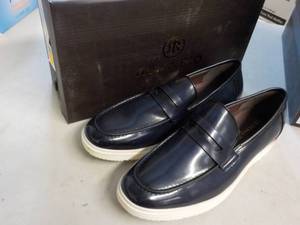 lot 189 image: Romarrio Navy Shoes size 8M...