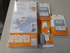 lot 199 image: Fiskars Advant Edge Punch System, 2...