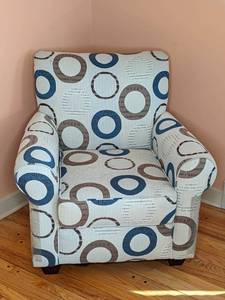 lot 28 image: Cream Accent Chair with Circle Pattern