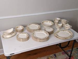 lot 39 image: Collection of Vintage Craftsman China Dinnerware Set