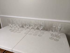 lot 32 image: Beautiful 19-Piece Wine Glassware Set