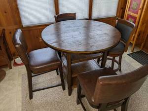 lot 6 image: Round Dining Room Table and Chairs Set