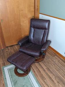 lot 21 image: Leather 360° Swivel Recliner and Ottoman