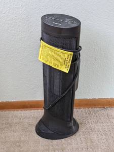 lot 19 image: Honeywell Slim Black Portable Heater
