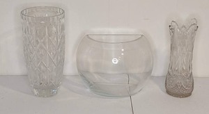 lot 73 image: Set of (3) Beautiful Glass and Crystal Vases