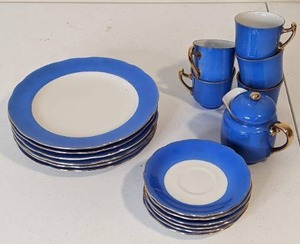 lot 87 image: Vintage Gold Castle China Made in Japan - Blue & White