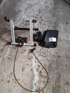 lot 102 image: Blackburn Tech Mag 5 Trainer Kit