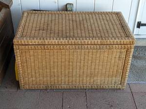 lot 112 image: Vintage Wicker Storage Trunk